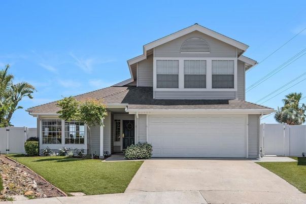 Attached, Exterior, Facade, American Craftsman