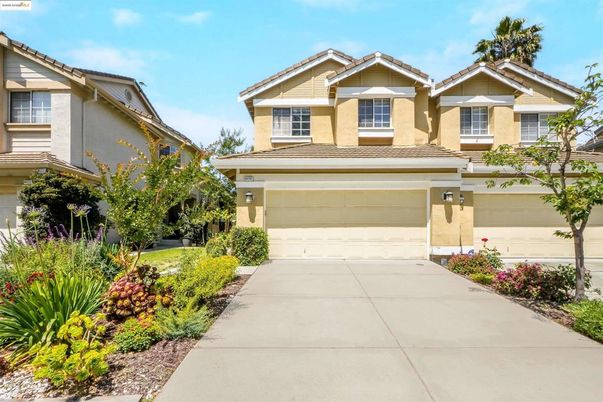 Attached, Exterior, Facade, American Craftsman