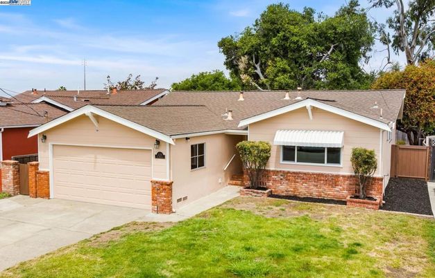Attached, Exterior, Facade, Brick Facade, Ranch