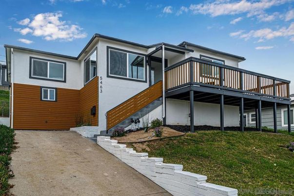 Exterior, Facade, Modern