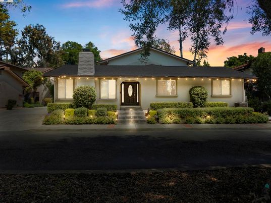 Exterior, Facade, Ranch
