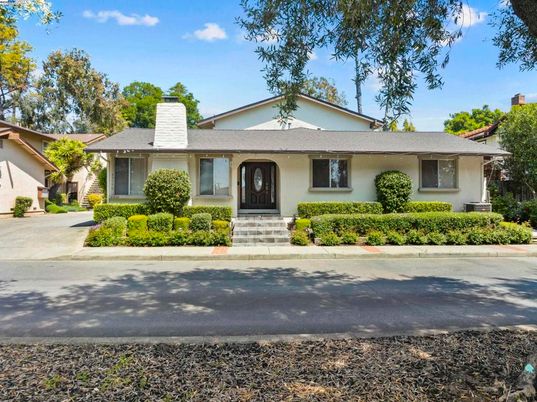 Exterior, Facade, Ranch