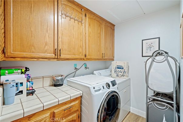 Interior, Washer, Wood Texture Flooring