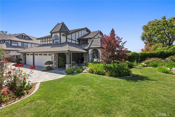Attached, Backyard, Exterior, Facade, Queen Anne Victorian
