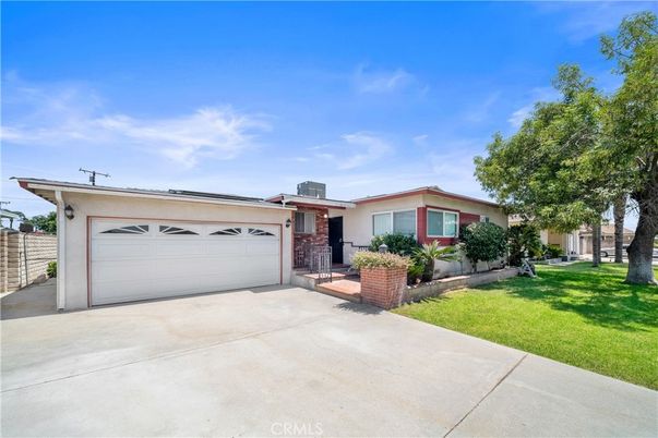Attached, Backyard, Exterior, Facade, Brick Facade, Ranch