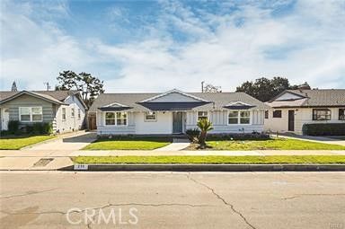 Exterior, Facade, Ranch