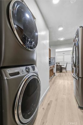 Interior, Recessed Lighting, Washer, Wood Texture Flooring