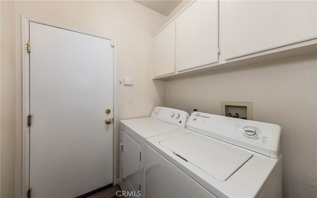Interior, Washer, Wood Texture Flooring
