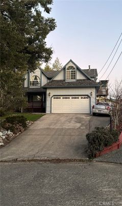 Attached, Exterior, Facade, Queen Anne Victorian