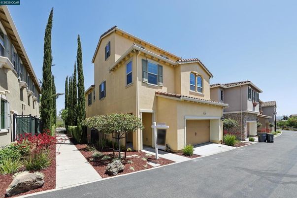 Attached, Exterior, Facade, Mediterranean