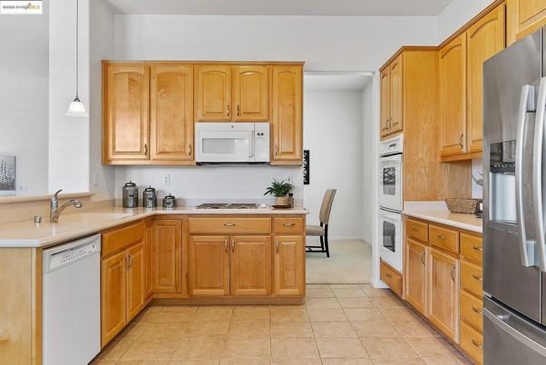 Dining room, Interior, Kitchen, Pendant Lights, Stainless Steel Appliances