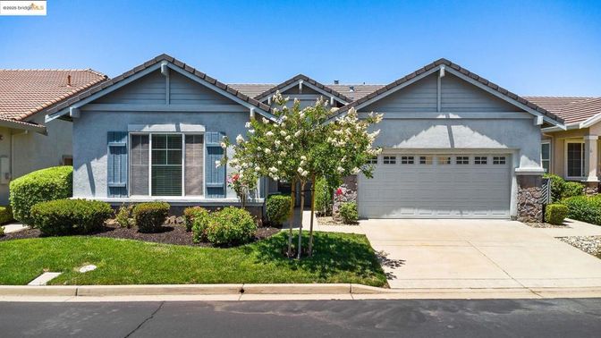 Attached, Exterior, Facade, American Craftsman