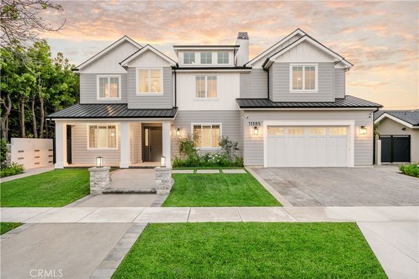 Attached, Exterior, Facade, Farmhouse