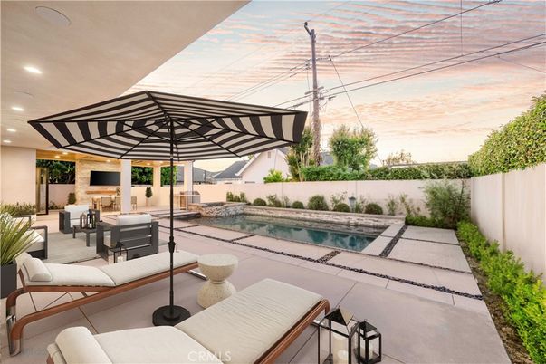 Exterior, Pool, Recessed Lighting