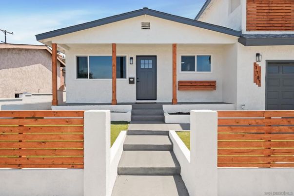 Exterior, Facade, Modern