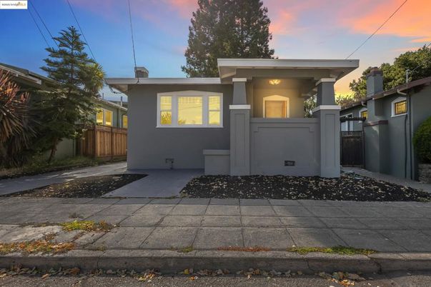 Exterior, Facade, Modern
