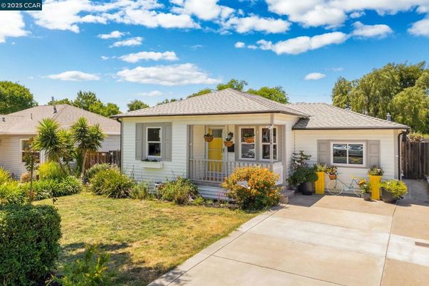 Backyard, Exterior, Facade, Ranch
