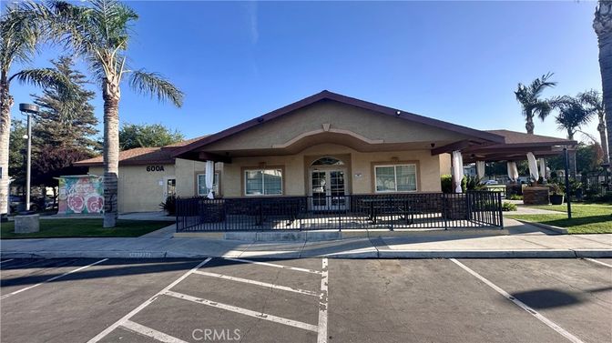 Exterior, Facade, Ranch