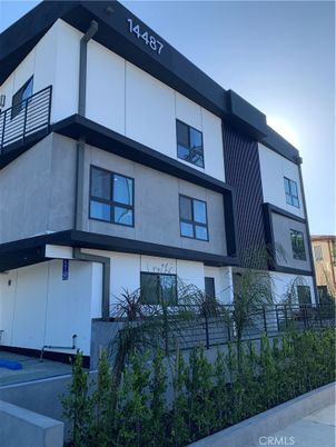 Exterior, Facade, Modern