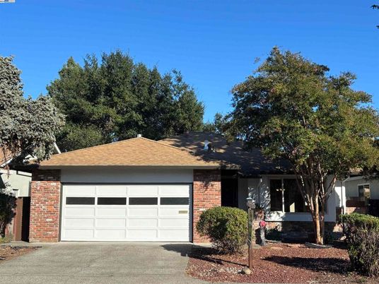 Attached, Detached Garage, Exterior, Facade, Brick Facade, Ranch
