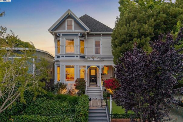 Exterior, Facade, Queen Anne Victorian