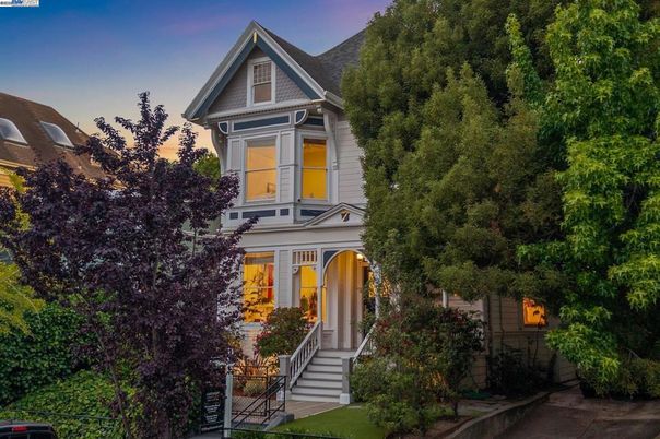 Exterior, Facade, Queen Anne Victorian