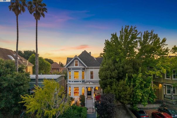 Exterior, Facade, Queen Anne Victorian