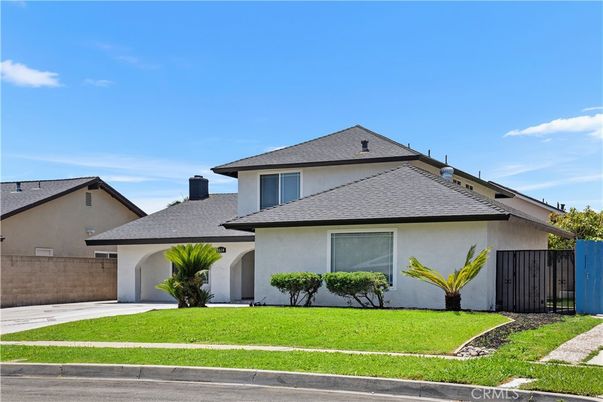 Attached, Exterior, Facade, Ranch