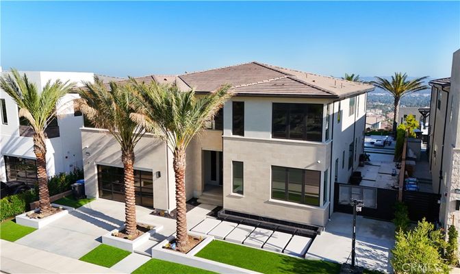 Attached, Exterior, Facade, Modern
