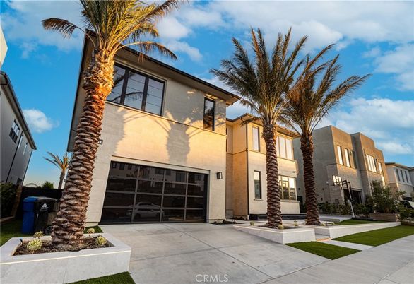 Attached, Exterior, Facade, Modern