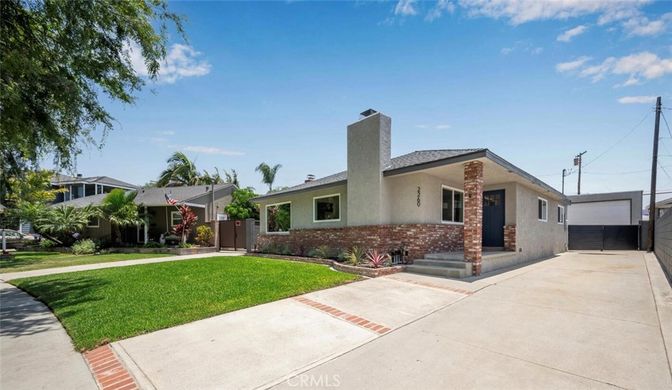 Backyard, Exterior, Facade, Brick Facade, Ranch
