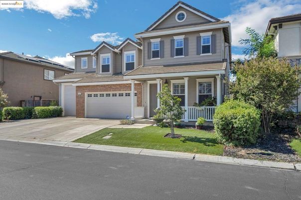 Attached, Exterior, Facade, American Craftsman
