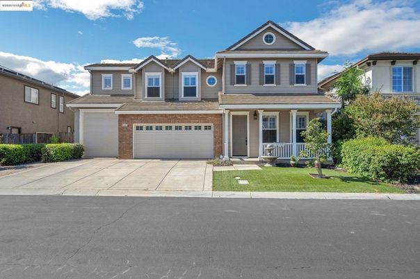 Attached, Exterior, Facade, Mediterranean