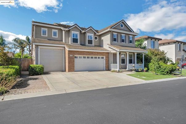 Attached, Exterior, Facade, Mediterranean