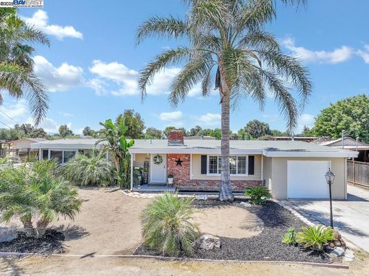 Attached, Exterior, Facade, Ranch