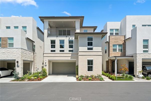 Attached, Exterior, Facade, Modern