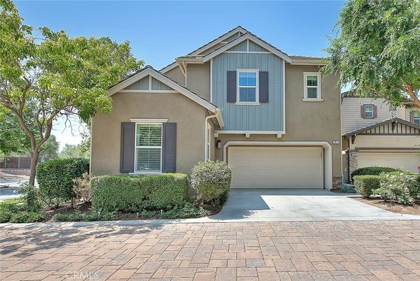 Attached, Exterior, Facade, American Craftsman