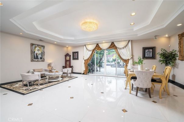 Chandelier, Dining room, Interior, Living room, Recessed Lighting