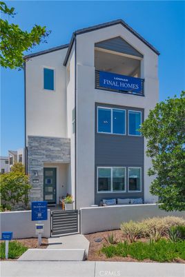 Exterior, Facade, Modern
