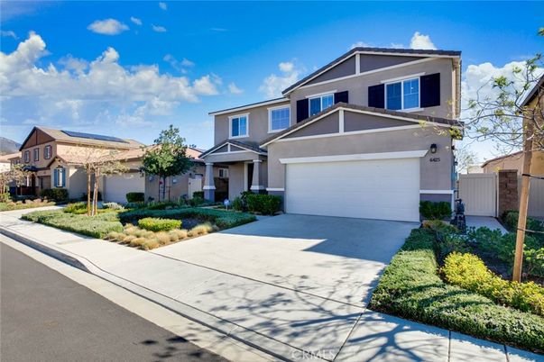 Attached, Exterior, Facade, Solar Panels, American Craftsman