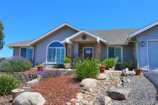 Exterior, Facade, Ranch