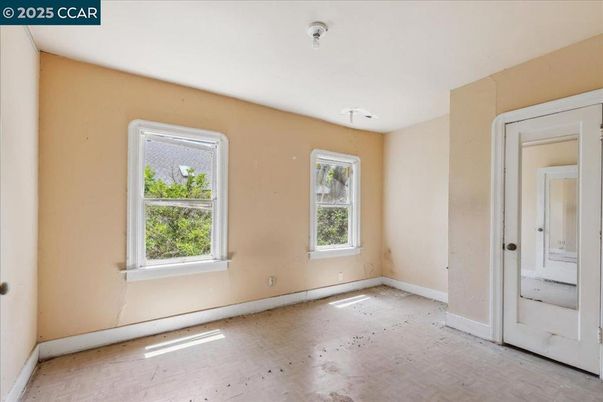 Empty room, Interior
