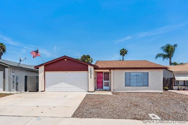 Attached, Exterior, Facade, Ranch