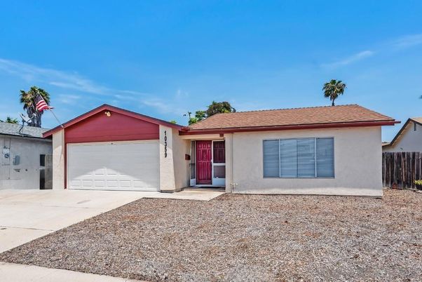 Attached, Exterior, Facade, Ranch