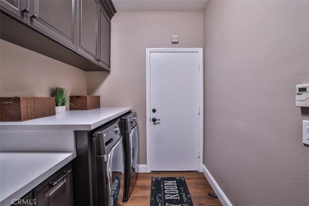 Interior, Washer, Wood Texture Flooring