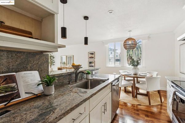 Dining room, Interior, Kitchen, Pendant Lights, Recessed Lighting, Wood Texture Flooring