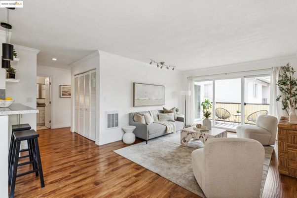 Interior, Living room, Pendant Lights, Recessed Lighting, Wood Texture Flooring