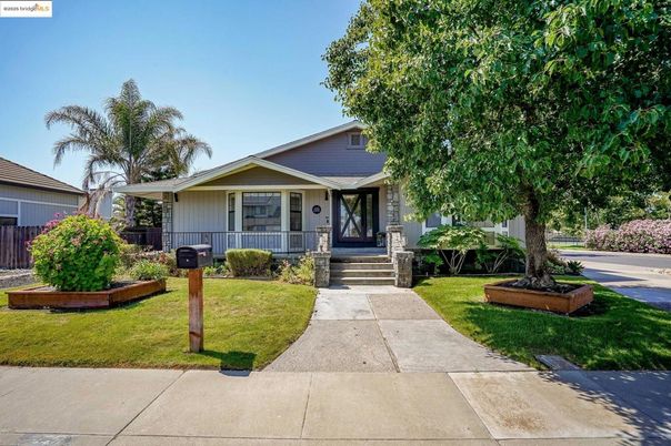 Exterior, Facade, Ranch