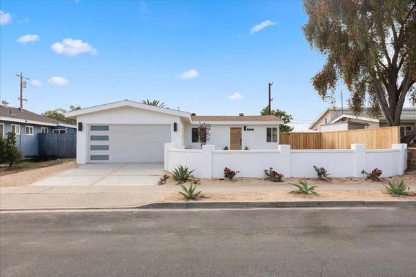 Attached, Exterior, Facade, Ranch