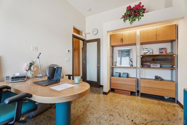 Home Office, Interior